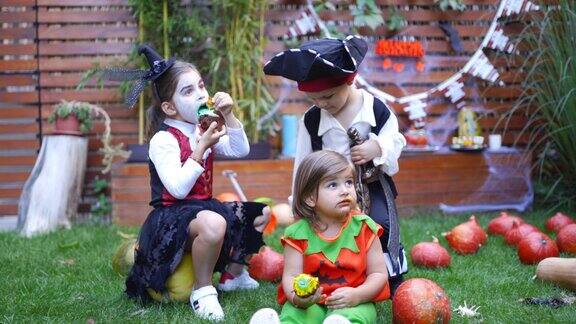 孩子们在自家后院的万圣节派对上吃糖果