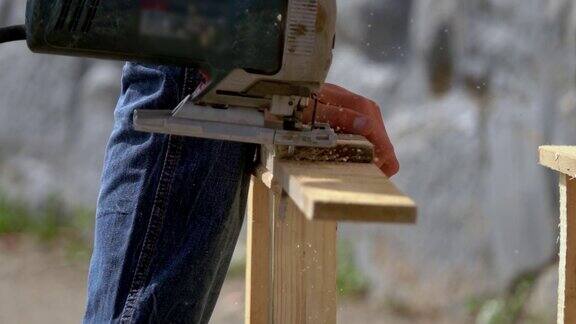 人切割木板使用工业工具以切割完美的形状安装
