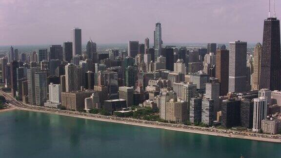 日间航拍的芝加哥市中心和芝加哥港