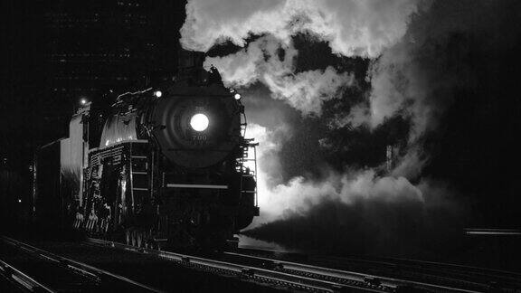 夜晚拍摄的蒸汽火车像一幅黑白画