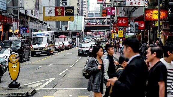 中国香港2014年11月13日:中国香港九龙市中心的交通和行人