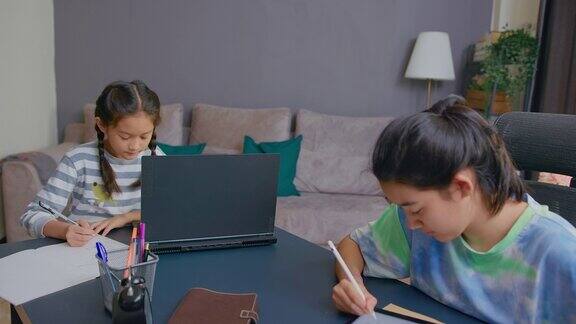 两妹在家自学视频在家在线上课