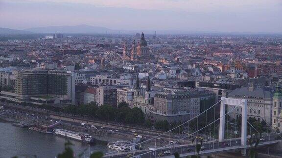 全景高视角:从Gellért山的灰尘布达佩斯的城市景观