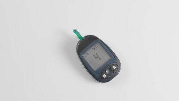一个不认识的人用血糖仪测量血糖挤一滴血做一次试纸测量6.2更易预防糖尿病