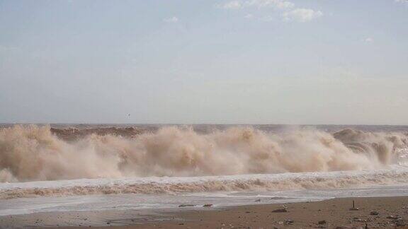 土耳其安塔利亚波涛汹涌的大海