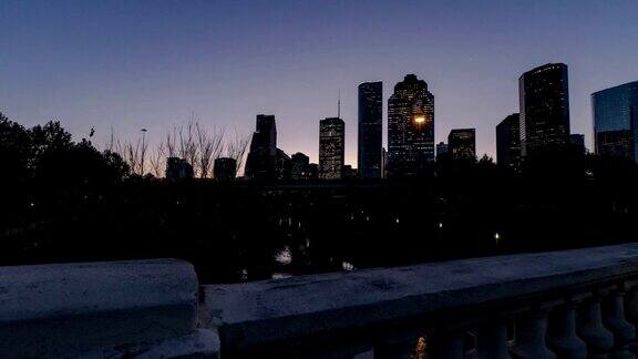 从桥上看日出的休斯顿市中心