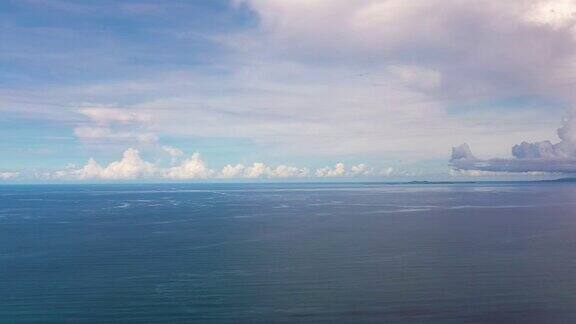 与云海景蓝色的大海和远处的岛屿