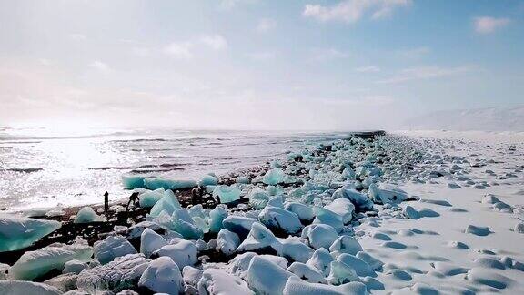 冰与黑沙滩在Jokulsarlon海滩钻石海滩在冰岛鸟瞰图