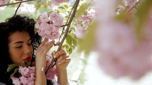 美丽的女人触摸樱花