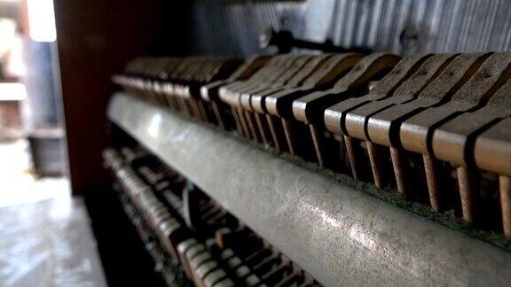 特写:里面的旧灰尘钢琴锤敲击琴弦产生旋律