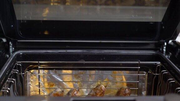 在烤箱烤架上自制烤猪肉香肠