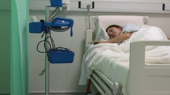 微笑的病人躺在病床上