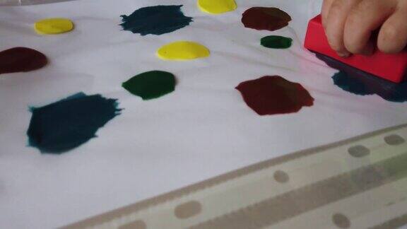 幼儿的工艺品用胶粘块作画把颜料封在塑料文件夹里