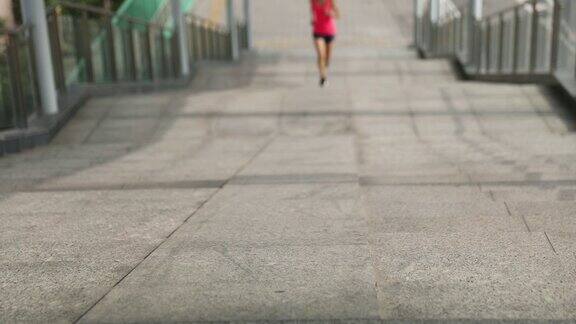 年轻女子跑步运动员跑上城市楼梯慢跑和跑步在城市训练锻炼