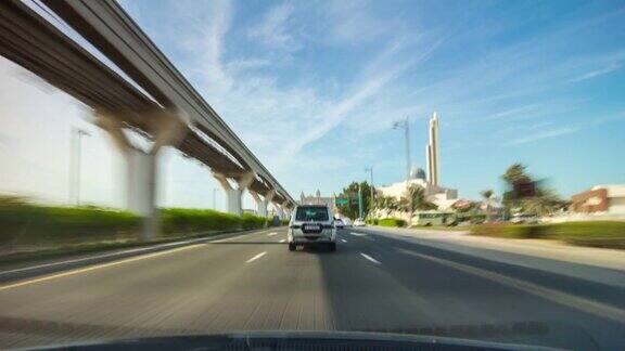 阿拉伯联合酋长国夏日迪拜著名的朱美拉棕榈公路之旅全景4k时间流逝