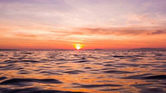 色彩斑斓的红橙色日落天空在海洋海水
