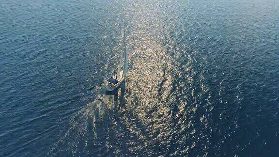 无人机实时拍摄蓝色海洋上的帆船