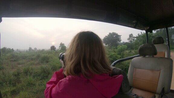 女士使用数码相机在狩猎车斯里兰卡