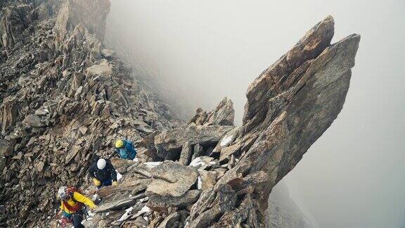 专业的资深登山者正在攀登欧洲阿尔卑斯山的陡峭山峰使用绳子鸟瞰图