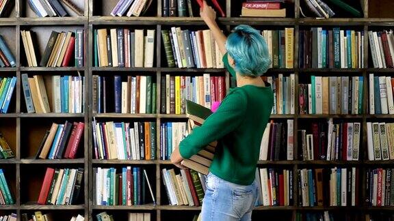 女学生在图书馆的书架上挑选书籍