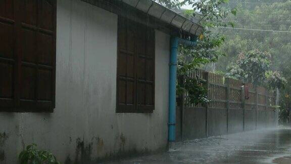 雨落在屋顶上热带夏雨