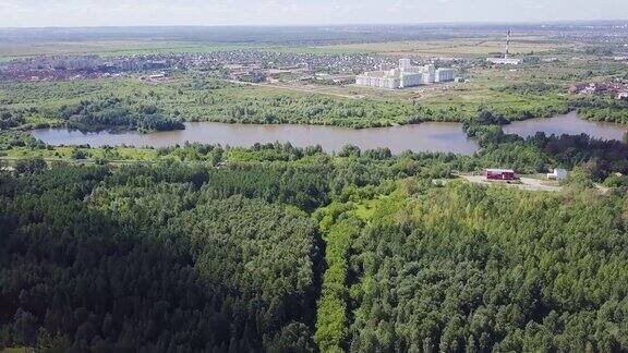 森林附近的小镇鸟瞰图夹鸟瞰图镇在一个森林地区与河流