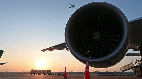 日落时分飞机的涡轮发动机停在机场