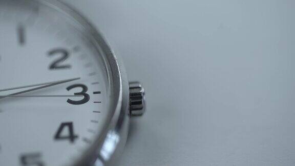 老机修工手表表盘与银色箭头在白色背景