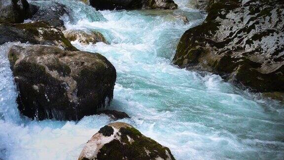 慢动作的地表水在山区河流