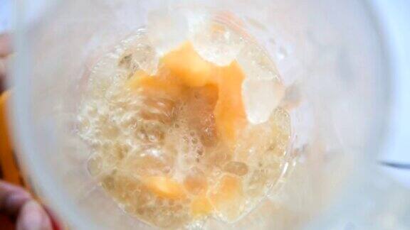 用果汁搅拌机制作甜瓜冰沙