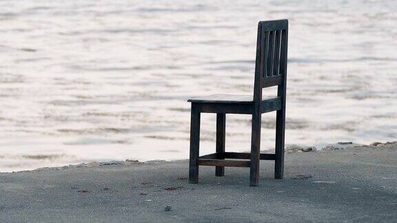 海边的单人椅子