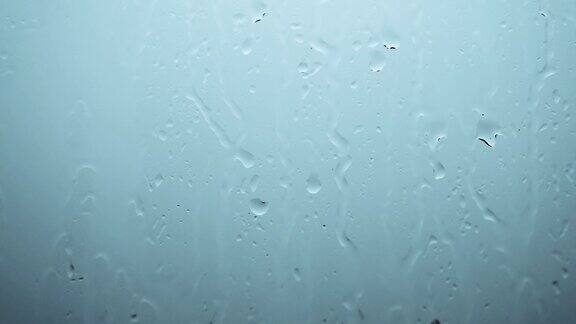 雨的背景雨滴顺着玻璃流下美丽的雨滴倾盆而下窗外是雷雨