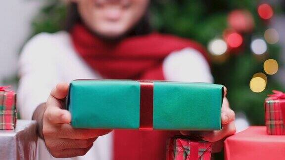 男人的手赠送圣诞礼物的特写带着幸福微笑的礼盒慢动作