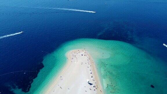 ZlatniRat海滩和克罗地亚海的无人机视图
