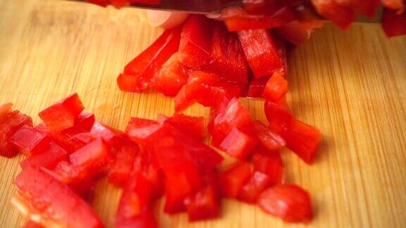 厨师用刀切红甜椒缓慢的运动