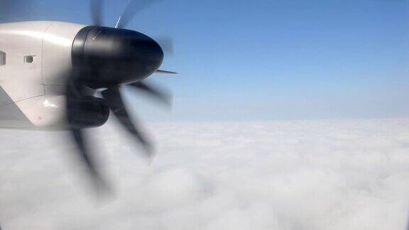 涡轮螺旋桨飞机在雾中飞行