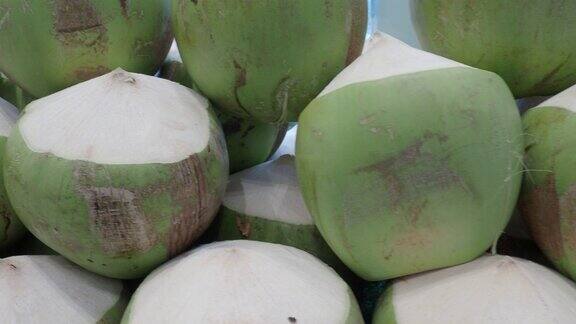 新鲜椰子准备好喝半剥皮收获椰子展示在农贸市场椰子出售在泰国非常有名旅行者的热带饮料位于曼谷超市饮料