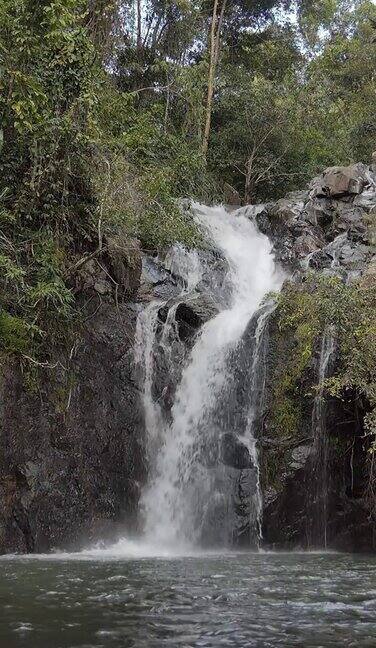 热带雨林中的瀑布慢动作
