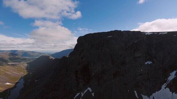 山顶希比尼和多云的天空