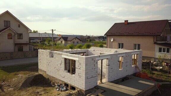建筑工地上未完工的房屋墙壁鸟瞰图