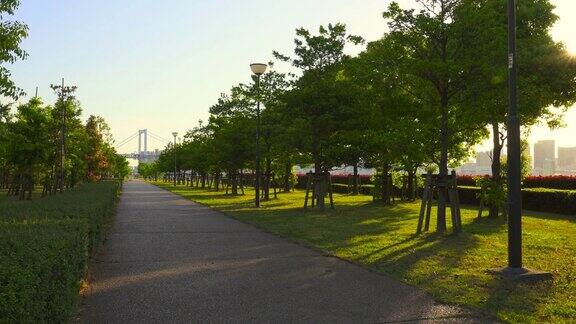 公园散步可以看到彩虹桥