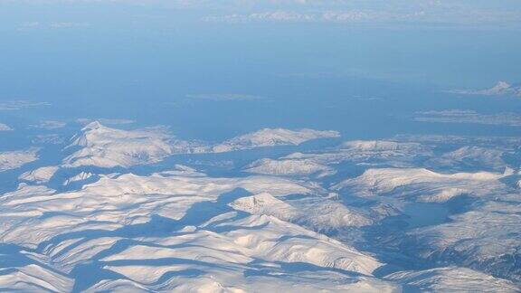 挪威北部雪山的鸟瞰图