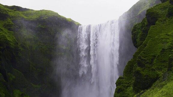 瀑布强大而美丽的冰岛瀑布Skógafoss