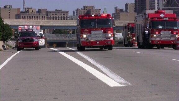 消防员消防车在紧急地点救援任务公路事故