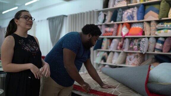 在家具店帮一对夫妇买地毯的女售货员