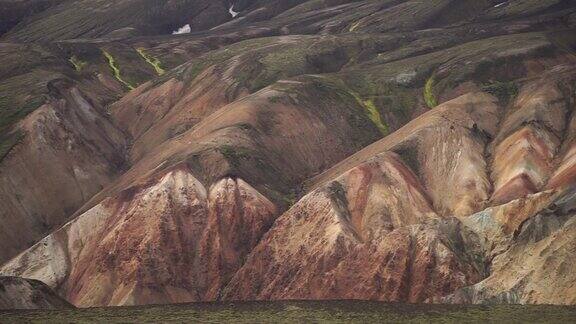 landmanalaugar五光十色的山脉在拉格维格徒步旅行路线冰岛由多种颜色的岩石、矿物质、青草和苔藓层层组合而成