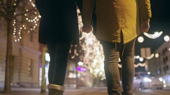 一对情侣在圣诞节的时候走在城市里