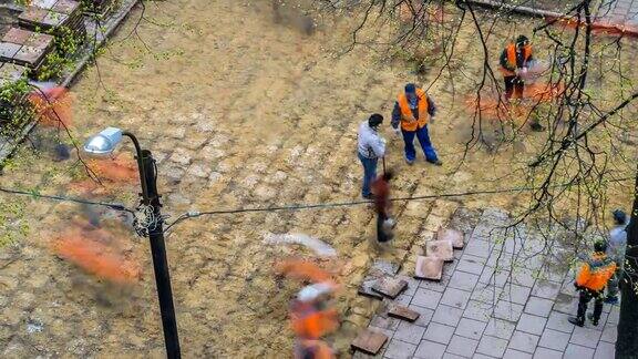道路工人拆除瓷砖路面时间推移