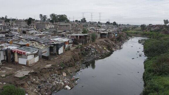 南非亚历山德拉镇Jukskei河沿岸贫民窟或棚户区的4K空中近景