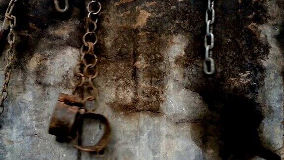 镣铐和铁链挂在墙上